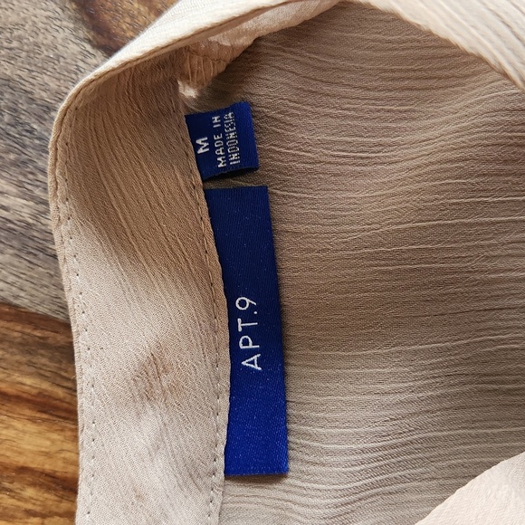 Pretty, NWOT, Apt. 9, Ladies Sleeveless Top. Three tiers of Ruffles, Taupe - Picture 2 of 5